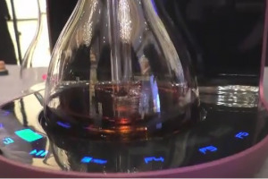 Tra le novit&agrave; eno tecnologiche del 2015, spicca l&rsquo;iSommelier, il decanter &ldquo;smart&rdquo; capace di ossigenare al meglio qualsiasi bottiglia in pochi minuti. Una piccola rivoluzione, che dalla Cina vuole conquistare l&rsquo;Europa e l&rsquo;Italia