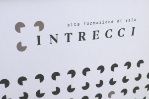 &ldquo;Intrecci&rdquo;, la scuola di alta formazione di sala lanciata della famiglia Cotarella, per rispondere a quel bisogno di personale formato e appassionato che manca spesso nelle sale dei ristornati italiani ad ogni livello, come raccontano i protagonisti