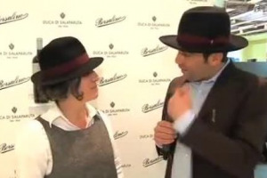 Cosa serve per &lsquo;&lsquo;l&rsquo;imminente fine del mondo&rsquo;&rsquo;? Vino, ovviamente, ma anche libri, cappelli e ... L&rsquo;idea di duca di Salaparuta, in maniera giocosa e divertente, mette il nettare di Bacco tra le cose da salvare. Quelle necessarie e gioiose della vita