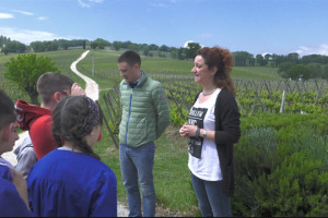 A Montefalco, tra i vigneti di Sagrantino, i bambini delle scuole imparano l&rsquo;importanza della tutela del loro territorio, della vite e del lavoro in vigna, e le regole della sana alimentazione. Con il &ldquo;Laboratorio Winenews per l&rsquo;Educazione al Gusto&rdquo;