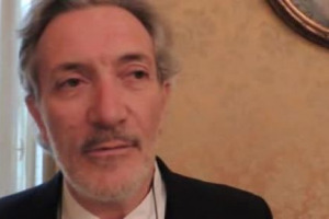 Nel 1963, in Italia, vedeva la luce la prima legge sulle denominazioni di origine dei vini, grazie al lavoro del senatore piemontese Paolo Desana. Una storia lunga 50 anni, fatta, anche, di curiosit&agrave;, aneddoti e litigi