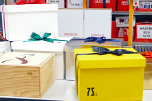 Natale, &egrave; tempo di regali, e quello enogastronomico, da anni, va per la maggiore. Ma come nasce un pacco, come e quali prodotti e vini si scelgono? Viaggio nel mondo della regalistica aziendale enogastronomica con l&rsquo;azienda leader Longo