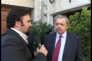 Giovani e alcol, gli italiani sono più responsabili dei loro coetanei europei. A dirlo una ricerca di Renato Mannheimer: ‘‘da noi iniziano a bere da giovani, che da un lato è positivo perché avviene sotto la spinta della famiglia che educa al bere’’ Giovani e alcol, gli italiani sono più responsabili dei loro coetanei europei. A dirlo una ricerca di Renato Mannheimer: ‘‘da noi iniziano a bere da giovani, che da un lato è positivo perché avviene sotto la spinta della famiglia che educa al bere’’