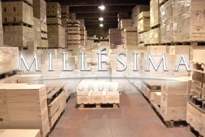 Piccolo viaggio in uno dei templi del grande vino francese, la cantina del negociant di Bordeaux Millesim&agrave;, che custodisce oltre 2,5 milioni di bottiglie delle pi&ugrave; grandi etichette di tutta la Francia, e serve oltre 80.000 clienti in Europa