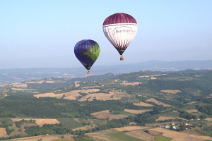 Il territorio di Montefalco e del suo Sagrantino, dalla visione di Benozzo Gozzoli nel 1450, alla &ldquo;vista&rdquo; dall&rsquo;alto delle mongolfiere di oggi, connubio di arte e spettacolo come paradigma della conservazione e della valorizzazione dei territori