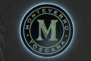 Una storia d&rsquo;amore nata a Monaco di Baviera, e portata in Maremma, a Capalbio, per produrre grandi vini, &ldquo;sensuali come la musica&rdquo;, e con un enologo-amico d&rsquo;eccezione come Michel Rolland: la scommessa (vinta) di Georg e Julia Weber, con Monteverro