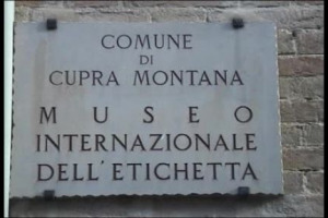 Esclusiva WineNews. Le immagini del Museo delle Etichetta di Cupramontana, esempio unico di collezione di quelli che possono essere considerati i vestiti del vino. Un vero e proprio defil&egrave; storico in salsa bacchica&hellip;