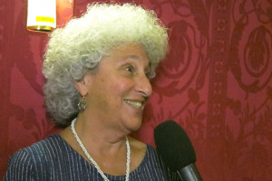 &ldquo;Il cibo &egrave; un atto politico, votiamo con la forchetta ogni volta che scegliamo un cibo, ecco perch&eacute; dovremmo scegliere prodotti slow, artigianali e locali. Poi c&rsquo;&egrave; il voto politico: facciamoci governare da chi incentiva i piccoli produttori&rdquo;