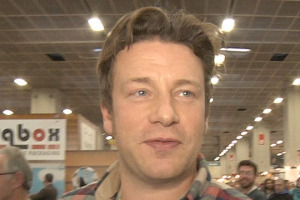 “Penso che la scuola sia un posto fantastico per cominciare ad educare i bambini al cibo, lo dico da genitore. La cosa più bella che tu possa fare è divertirti con il cibo, non c’è niente di cui essere spaventati”: parola di Jamie Oliver