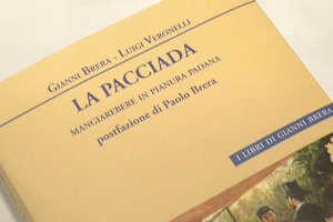 A spasso nel gusto con due personaggi d&rsquo;eccezione, Gianni Brera e Luigi Veronelli: ecco la nuova edizione de &ldquo;La Pacciada: mangiare bene in Pianura Padana&rdquo;, scritto nel 1973 ripubblicato da pochi mesi per Edizioni Booktime