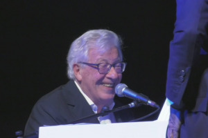 I tempi cambiano, le bollicine italiane hanno conquistato il mondo, e anche la musica si adegua. Un modo giocoso per farvi gli auguri di buon anno, con il mitico Peppino di Capri che, per l&rsquo;occasione, cambia il suo successo &ldquo;Champagne&rdquo; in &ldquo;Spumante&rdquo;