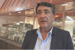 Pensato per l&rsquo;Expo, ma destinato a rimanere come patrimonio della citt&agrave; di Milano, il Refettorio Ambrosiano nasce dall&rsquo;intuizione dello chef Massimo Bottura e del curatore artistico del Padiglione Zero di Expo, Davide Rampello