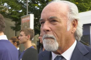 Antonio Ricci, “gran maestro” di “Striscia la Notizia”: il “guru” di Slow Food è il nostro “papa”. “C’è un’ossessione per lo spadellamento in tv, ma comunque crea attenzione, ma quando tutto questo passerà qualche cosa di buono rimarrà”