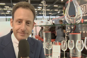 Dalla &ldquo;rottamazione&rdquo; della flute perch&eacute; &ldquo;lo Champagne &egrave; un vino che ha bisogno del suo bicchiere specifico&rdquo;, ai motivi per cui ogni espressione enoica pu&ograve; essere valorizzata da un calice pensato ad hoc: parola a Maximilian Riedel