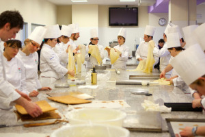 &ldquo;Fare, a volte, &egrave; difficile, ma insegnare lo &egrave; ancora di pi&ugrave;: se uno chef non riesce a farlo lavorer&agrave; sempre da solo&rdquo;. Tecniche, tradizioni, passioni: la cucina va saputa tramandare, come racconta a WineNews Ugo Alciati, chef del Guido Ristorante