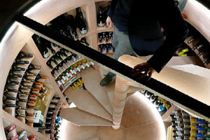 L&rsquo;attenzione per il vino cresce, e di pari passo la voglia di conservarlo come si deve anche a casa. Con soluzioni innovative, tra arredo e design, come le cantine interrate nel pavimento, che si fanno strada anche tra gli appassionati del Belpaese