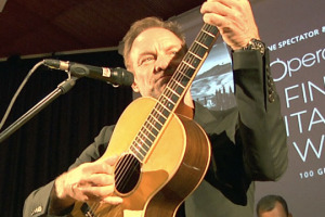 Il vino, la musica, l&rsquo;amore: Sting canta &ldquo;Messagge in a bottle&rdquo; e &ldquo;Fields of Gold&rdquo; nell&rsquo;apertura di Opera Wine, dove debutta da produttore, insieme alla moglie Trudie Styler, con Il Palagio, tra i migliori 100 vini d&rsquo;Italia per &ldquo;Wine Spectator&rdquo;