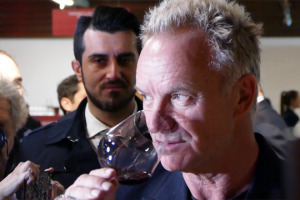 “La cosa che mi piace di più del vino è che mi rende felice. La cosa più bella di produrlo è vedere il sorriso che illumina il volto di chi lo beve. Una bottiglia di vino è come una magica canzone che porta un “Message in a bottle””