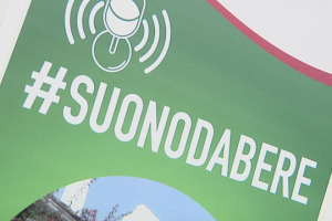Per l&rsquo;edizione 2014 di &ldquo;Cantine Aperte&rdquo; il Movimento Turismo del Vino inaugura #suonodabere, contest su Twitter dedicato all&rsquo;abbinamento tra vini e musica. Con una colonna sonora ad hoc pensata per l&rsquo;evento top dell&rsquo;enoturismo
