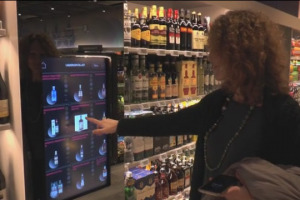 Sempre pi&ugrave; informazione, con la tecnologia, per una spesa sempre pi&ugrave; &ldquo;umana&rdquo;: ecco il &ldquo;supermercato del futuro&rdquo; aperto a Milano da Coop. A WineNews Marco Pedroni, presidente Coop Italia, e Alberto Pozzi, Managing Director Accenture