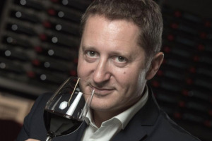 “Vinexpo non è una fiera del vino francese, ma internazionale, e collabora con il mondo, con player da ogni Paese, dal Gambero Rosso a Wine Spectator, a Bettane & Desseauve, ognuno ha il suo ruolo”. A WineNews parla il dg Guillame Deglise