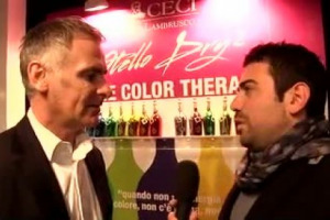 &lsquo;&lsquo;I produttori italiani comunicano troppo spesso in modo vecchio, dobbiamo inventarci qualcosa di nuovo&rsquo;&rsquo;. Parola di Alessandro Ceci, produttore di uno dei vini pi&ugrave; &lsquo;&lsquo;pop&rsquo;&rsquo;, il Lambrusco, che si &egrave; inventato la &lsquo;&lsquo;cromoterapia&rsquo;&rsquo; in bottiglia