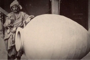 Il vino e la terracotta, un binomio che trova le sue radici nell&rsquo;antichit&agrave;, in Georgia, e che rivive oggi in tutta Europa, dove la riscoperta dell&rsquo;affinamento in anfora &egrave; diventata una delle tendenze enoiche pi&ugrave; rilevanti degli ultimi anni