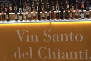 Il Vin Santo, che nella tradizione &egrave; legato alla festa ed all&rsquo;ospitalit&agrave;, ritrova la propria centralit&agrave; all&rsquo;interno del panorama produttivo del Consorzio del Chianti, anche grazie a declinazioni moderne ed abbinamenti inconsueti