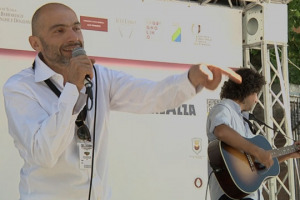 Collisioni, il festival agrirock che ha portato a Barolo i big della musica e della cultura, da Elton John a Michel Houellebecq, per la prima volta ha messo in scena l&rsquo;enogastronomia, sul palco del food & wine con l&rsquo;attore teatrale Fabrizio Pagella