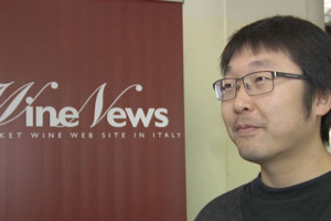 &ldquo;Il primo motivo per cui il vino italiano &egrave; ancora indietro in Cina &egrave; perch&eacute; nel Paese non c&rsquo;&egrave; ancora cultura del vino e il gusto dei vini italiani (tannici e molto acidi), non &egrave; apprezzato a pieno&rdquo;. Cos&igrave; Yang Lu wine director di Shangri-La Hotels