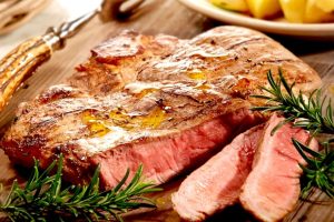 Gli italiani riscoprono il piacere di mangiare carne: sono le bistecche a guidare la “riscossa” Gli italiani riscoprono il piacere di mangiare carne: sono le bistecche a guidare la “riscossa”