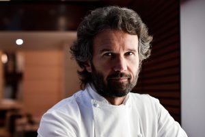 Il “Ristorante Cracco” funziona, la cucina stellata verso una ridefinizione: parola a Carlo Cracco