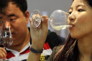 Cina del vino, Alibaba pronto ad investire 288 milioni di dollari nel retailer 1919 (fonte Reuters)