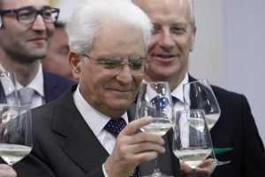 Il vino, “che rappresenta l’Italia”, nelle parole del Presidente della Repubblica, Sergio Mattarella