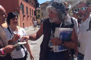 Dal vino al valore delle cose, passando per la politica: a WineNews il pensiero di Mauro Corona