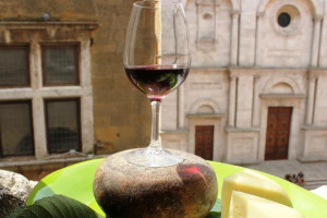 Degustare un calice di vino a Pienza, la città del Rinascimento, nella Val d’Orcia Unesco Degustare un calice di vino a Pienza, la città del Rinascimento, nella Val d’Orcia Unesco