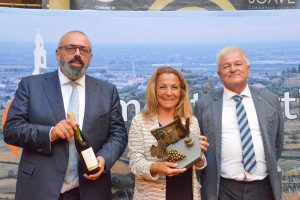 Il mondo del vino premia Donatella Scarnati, volto e voce dei grandi eventi sportivi in Rai Il mondo del vino premia Donatella Scarnati, volto e voce dei grandi eventi sportivi in Rai