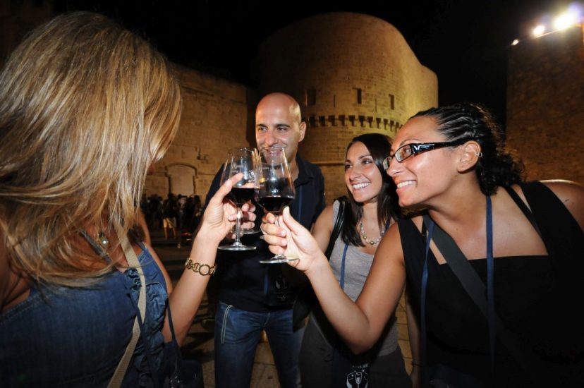 In alto i calici nelle cantine e nelle città di tutta Italia