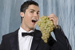 Proteine e frutta e niente alcol, se non qualche bicchiere di vino: la dieta di Cristiano Ronaldo
