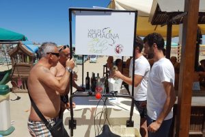 Niente cocktail fresco in spiaggia, nella modaiola riviera Romagnola sotto l’ombrellone c’è il vino Niente cocktail fresco in spiaggia, nella modaiola riviera Romagnola sotto l’ombrellone c’è il vino
