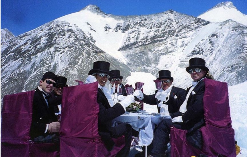 La cena consumata più in alto nel mondo: in Tibet, a 6.805 metri d’altezza