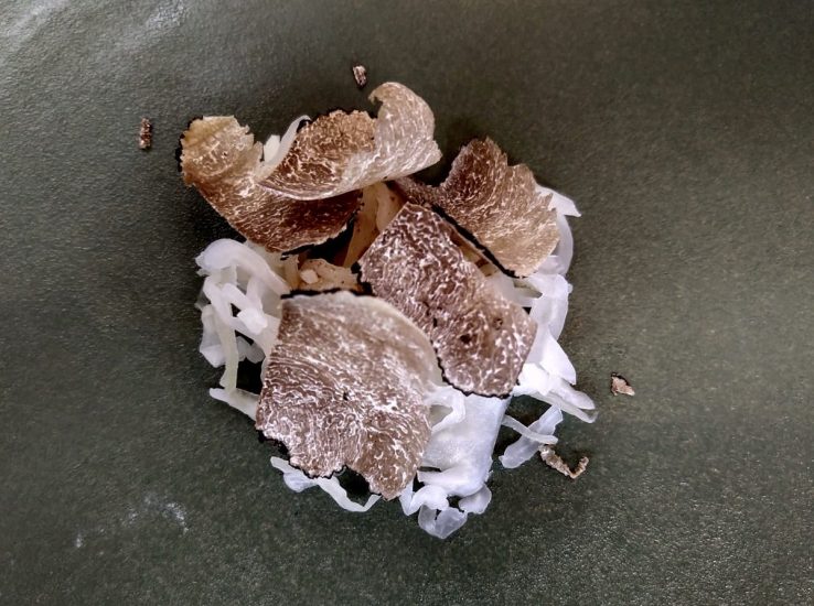 L’entrée fuori menù in cui il “popolare” crauto incontra “sua maestà” il tartufo