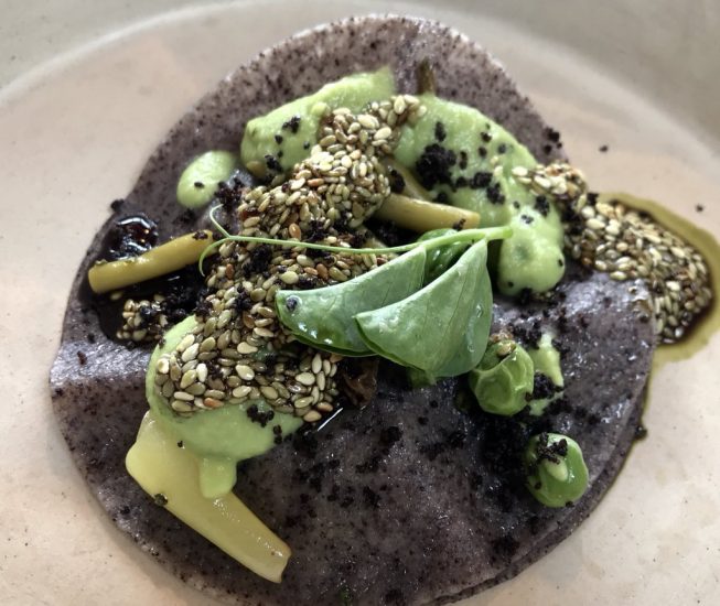 Lasagnetta alla farina di riso nero, piselli, fagiolini e spugnole