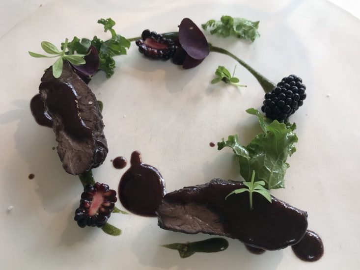 Guancia al vino rosso more, mirtilli e cavolo nero