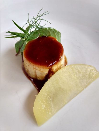 Creme caramel di topinambur, mela e misticanza