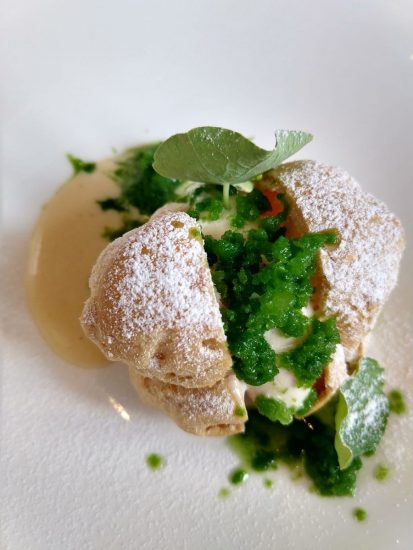 Bignè, granita di fagiolini, rabarbaro e tamarindo