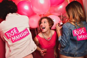 Altro che moda passeggera, tra Usa e rosati &egrave; amore vero: a New York la &ldquo;Ros&eacute; Mansion&rdquo;
