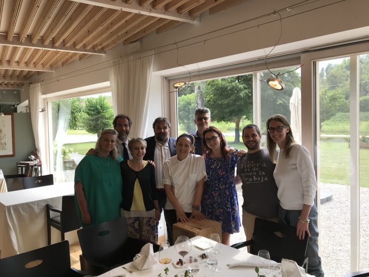 Lo staff di WineNews al Ristorante L’Argine di Vencò con la chef stellata Antonia Klugmann