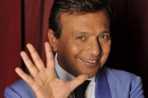 “Il cibo ed il vino sono una cosa seria, ma ci si può scherzare sopra”. Parola di Piero Chiambretti “Il cibo ed il vino sono una cosa seria, ma ci si può scherzare sopra”. Parola di Piero Chiambretti