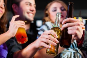 Altro che giovani scapestrati, i teenager Usa bevono sempre meno, addio binge drinking